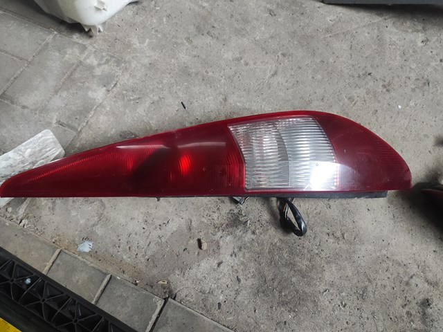 1S7113404C Ford lanterna traseira direita