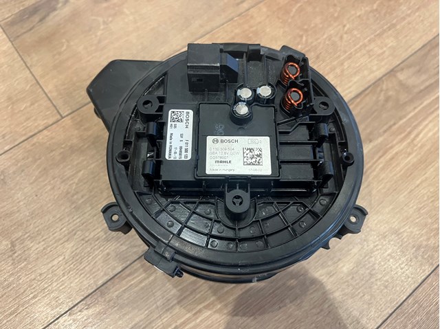 Купить 0130309504 Bosch Электродвигатели (электродвигатель отопителя) или розетка прицепа штепсельная