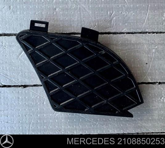 2108850253 Mercedes заглушка (решетка противотуманных фар бампера переднего правая)
