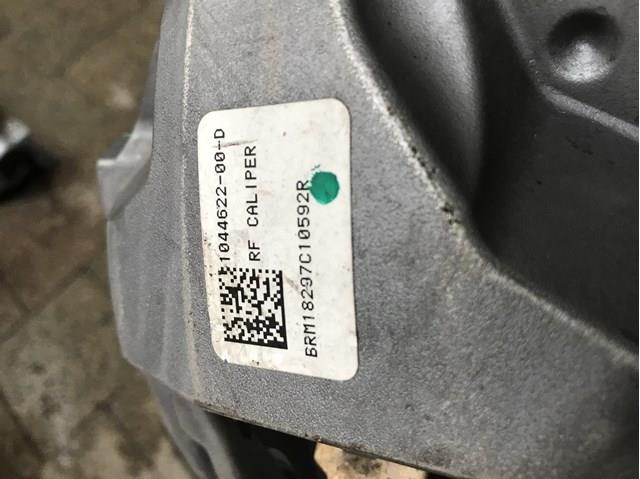 Суппорт тормозной передний правый 104462200D Tesla