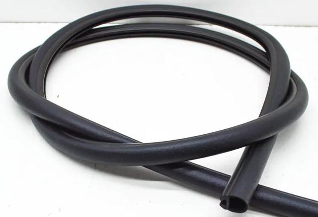 Купить 51767419000 BMW Уплотнитель капота