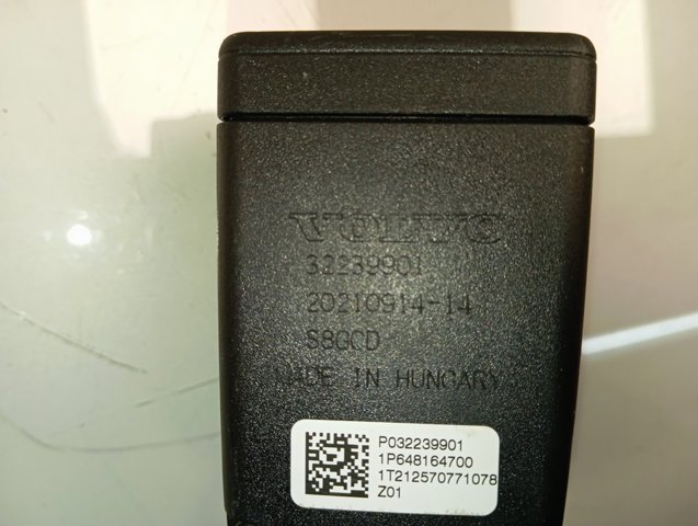 Рычаг (замок) фиксации ремня безопасности задний левый 32239901 Volvo