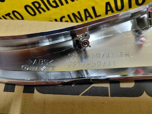 GSH7507J0D Mazda Молдинг решетки радиатора правый