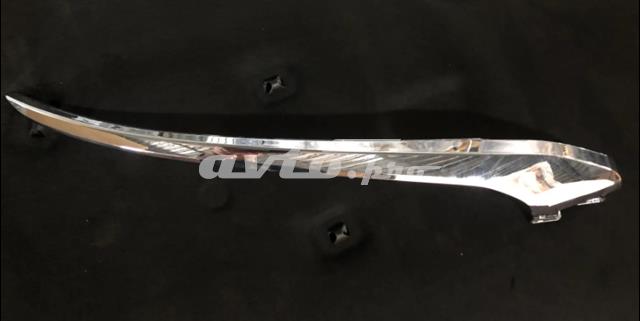 62080W000P Mitsubishi Moldura direita do pára-choque dianteiro