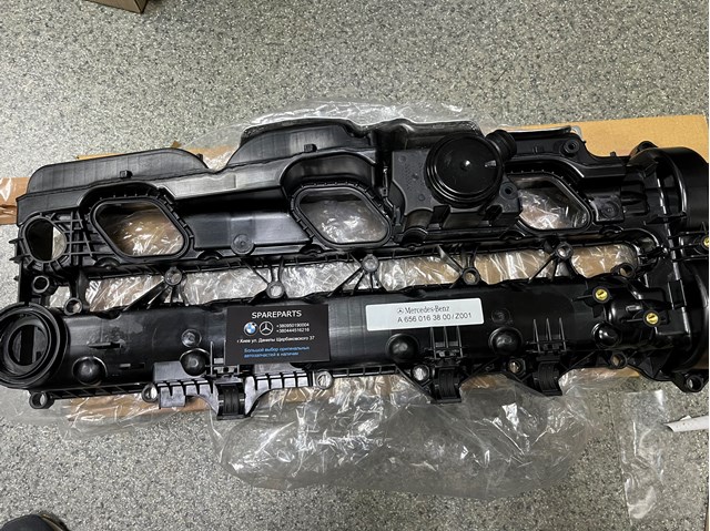 Клапанная крышка A6560163800 Mercedes