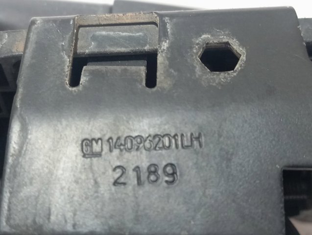 Держатель наружной ручки двери передней левой 138246 General Motors