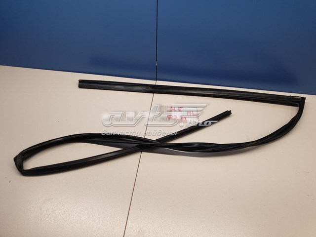 Направляющая стекла рамки двери передней левой на Mazda 5 CR