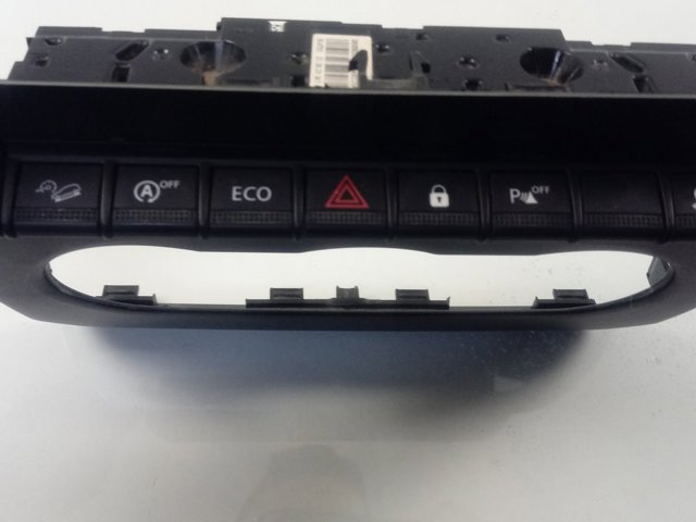 Блок кнопок центральной консоли Renault (RVI) 283E82190R цена, от 125.42 USD