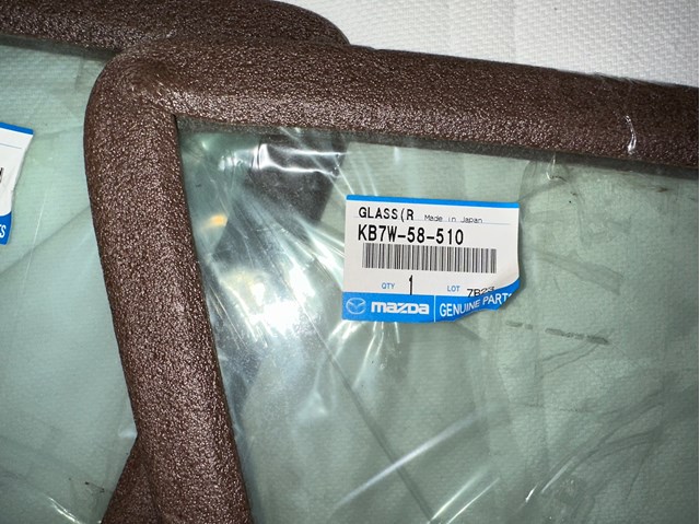 Стекло двери передней правой GS4426D302 XYG