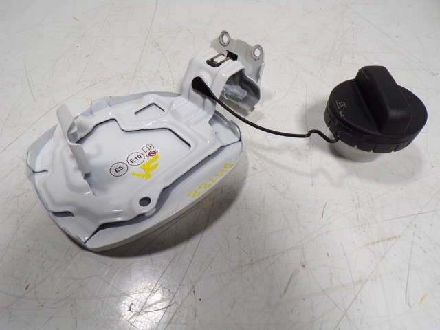 Дверка бензобака на Toyota Yaris CROSS MXP
