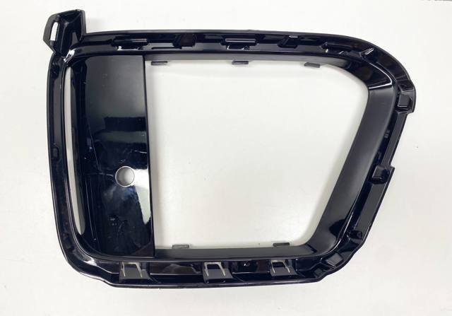 Молдинг решетки бампера переднего правый LR099793 Land Rover