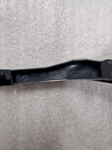 Накладка решетки радиатора правая G46L50B41 Mazda