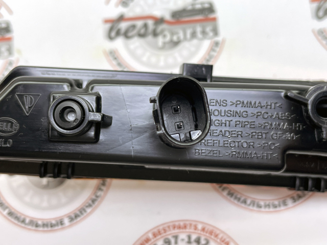 Повторитель поворота на крыле правый 9J1945062H Porsche