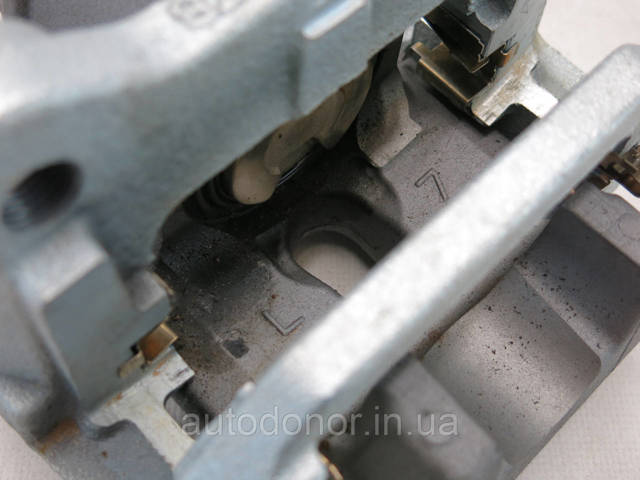 D40105MP1A Nissan/Infiniti Тормозной суппорт задний левый