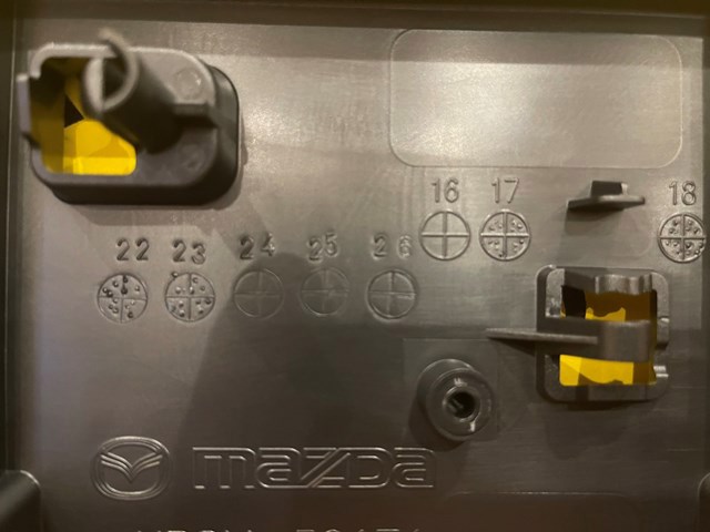 Панель крепления номерного знака, переднего Mazda KB8M50171