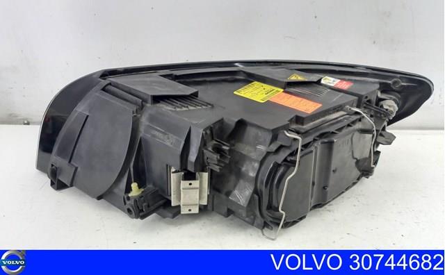 Правая фара 31335240 Volvo