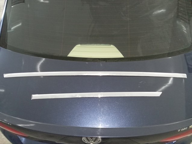 Moldura de puerta delantera izquierda inferior 561853515A2ZZ VAG