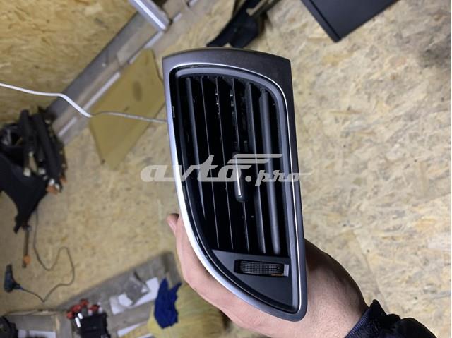 Решетка вентиляции салона на "торпедо" правая на Audi A6 4G2