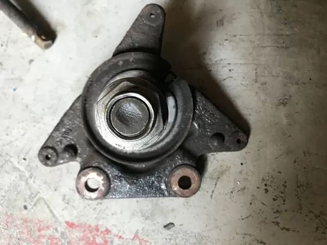 430190038R Renault (RVI) Цапфа левая