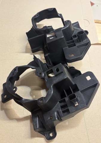 Купить KB8B51684 Mazda Кронштейн крепления противотуманной фары правой