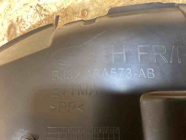LR027394 Land Rover Подкрылок переднего крыла, правый передний