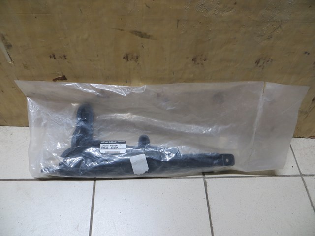 Правый дефлектор радиатора 215586FL0A Nissan/Infiniti