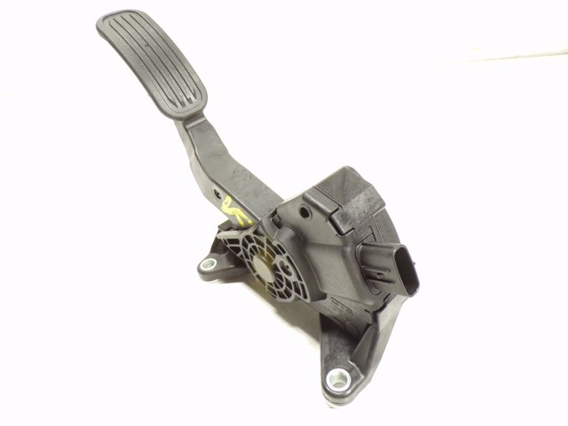Педали газа на Toyota Yaris CROSS MXP