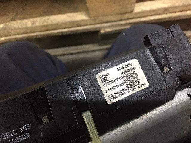 4F9959945 VAG Elemento de regulación, cierre centralizado, puerta de maletero original y equivalente