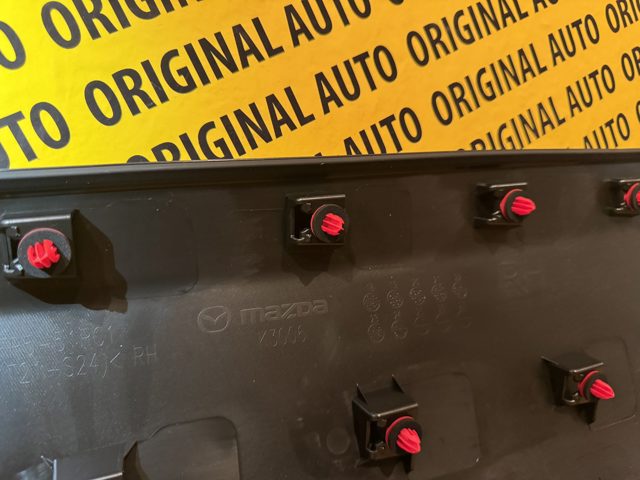 Молдинг двери задней правой нижний DFR551RC0A Mazda
