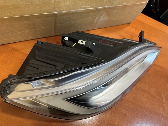 Правая фара ZTS1105R Signeda