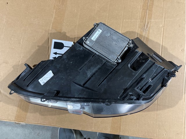 Правая фара 105357100B Tesla