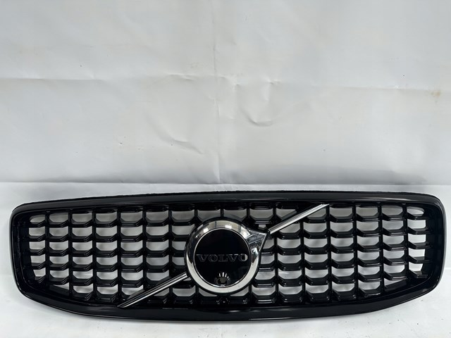 Решетка радиатора 32368161 Volvo