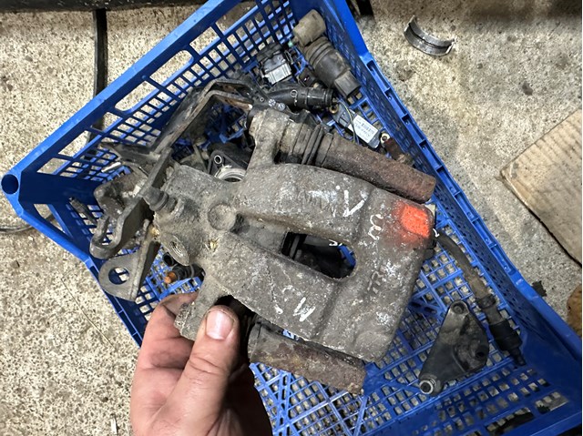 Скоба супорту заднього 440015394R RENAULT