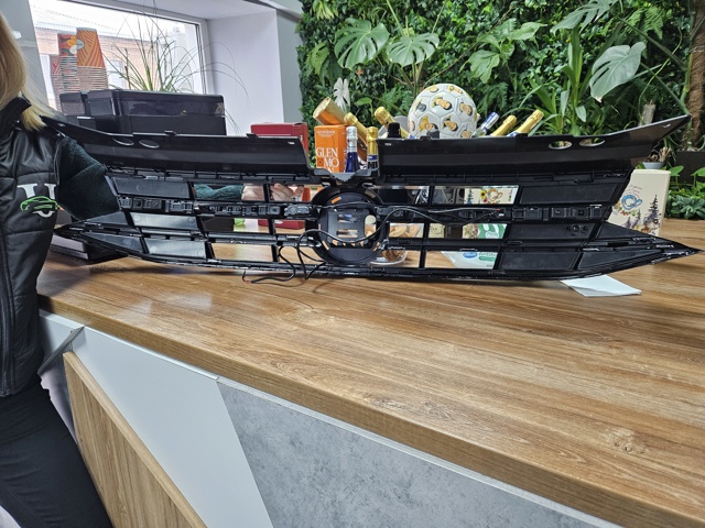 Облицовка радиатора VAG 5NN853651AHZLL цена, от 569.23 USD