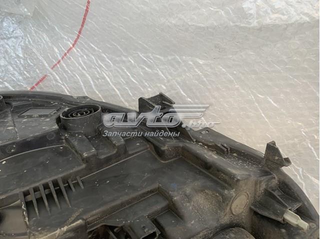 Левая фара 9817298480 Peugeot/Citroen