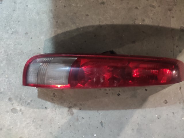 265558H326 Nissan lanterna traseira esquerda