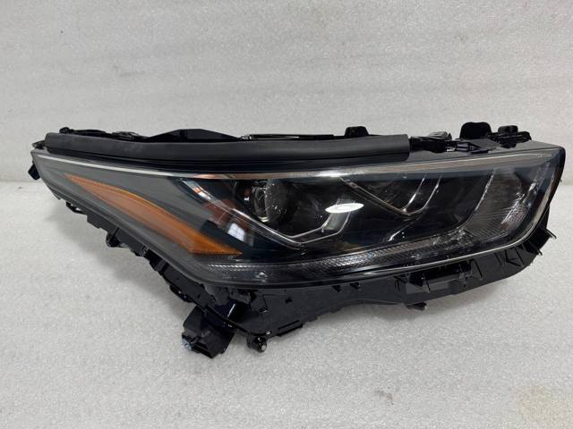 811100E521 Toyota Фара передняя правая