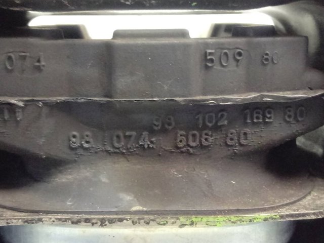 Кронштейн подушки (опоры) двигателя левой 9810216980 Peugeot/Citroen
