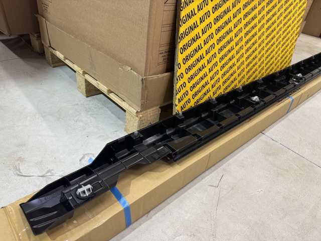 KMV651P40B Mazda Накладка наружняя (молдинг) порога, правый
