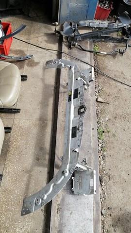 Верхняя рамка радиатора LR048025 Land Rover
