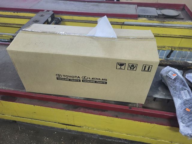 811100KJ70 Toyota Фара передняя правая