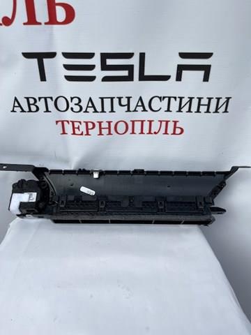 108332500G Tesla Motors Решетка воздуховода правая