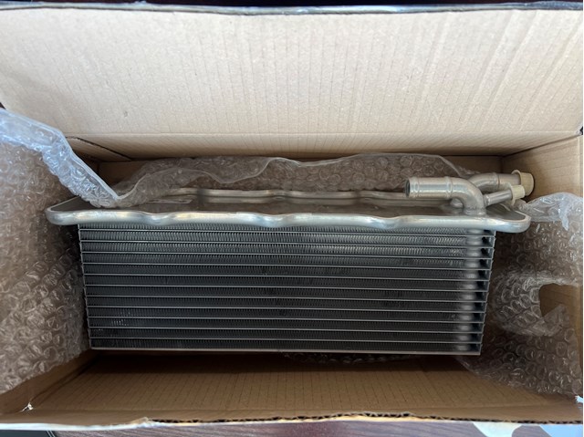 Radiador de intercooler 04E145749B VAG