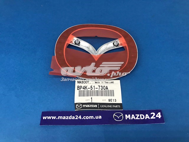 Эмблема крышки багажника (фирменный значок) на Mazda 3 BK14