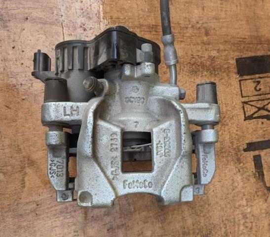 JX6Z2386M Ford Тормозной суппорт задний левый