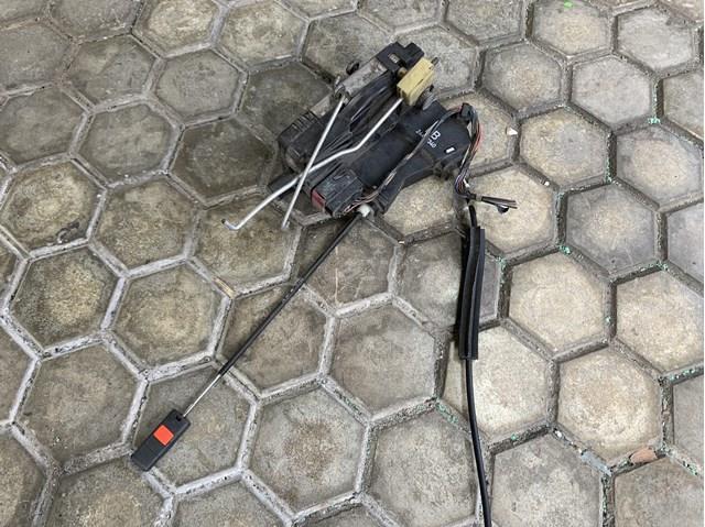  Fecho da porta dianteira esquerda Opel Vectra C GTS hatchback (2002 - 2008) C GTS