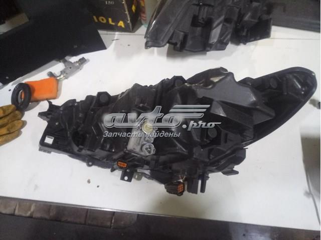 Фара правая Mazda GMN351031D