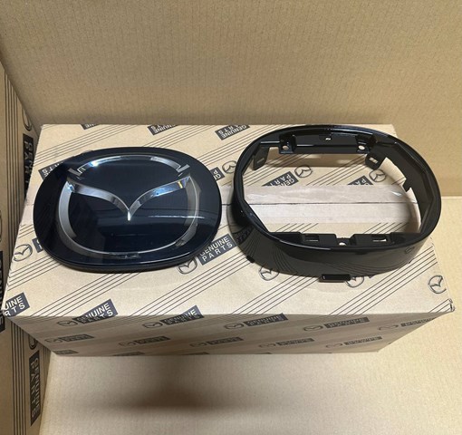 Кронштейн эмблемы решетки радиатора Mazda KB8D50721