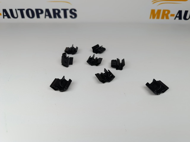 Купить FP8502925 FPS Пистон (клип) крепления обшивки крышки багажника