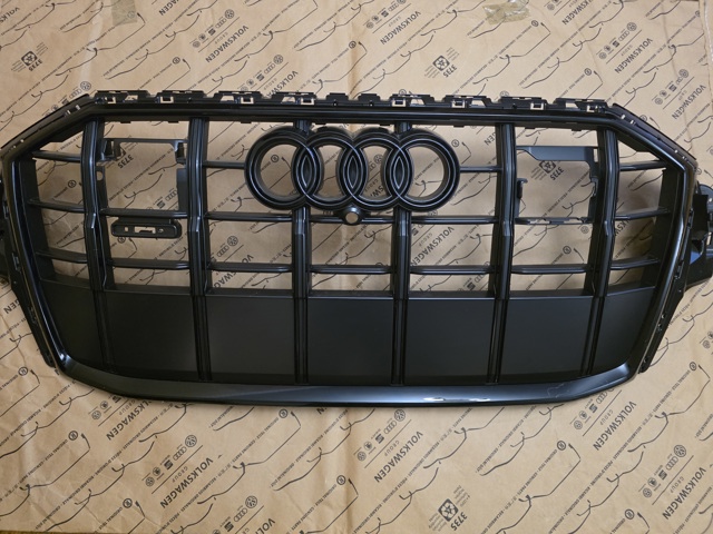 Решетка радиатора 4M0853651AK VAG